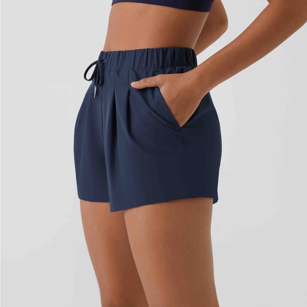 Halara Mid Rise elastic waistband ruched side pocket casual shorts 3” Navy